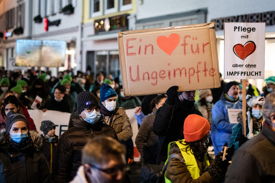 Zahlreiche Menschen ziehen bei einer Demonstrationenam vergangen Samstag gegen die Corona-Maßnahmen der Bundesregierung durch die Innenstadt von Reutlingen.
