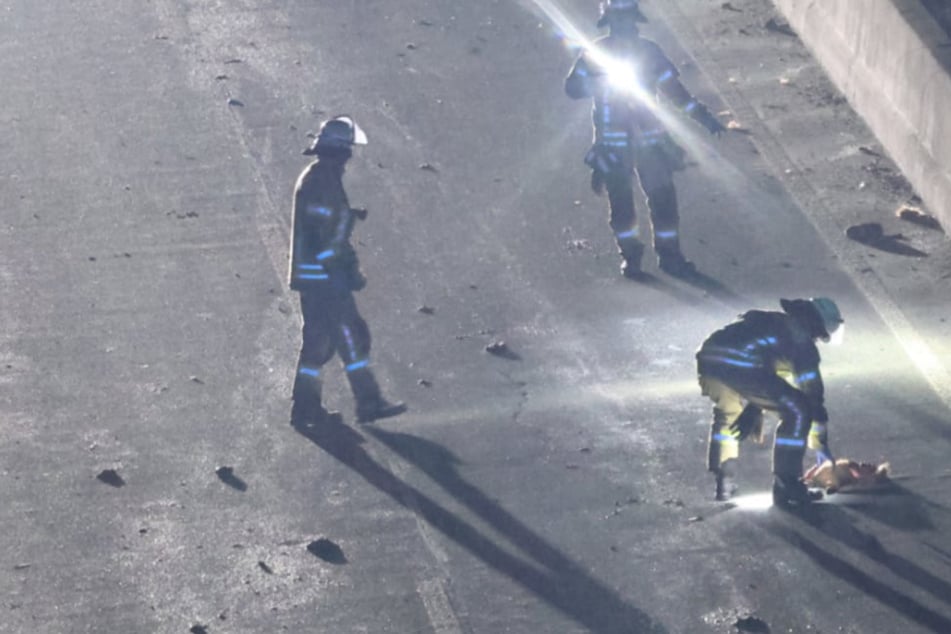 Die Feuerwehr nahm die Unfallstelle kurz nach Ankunft genauestens unter die Lupe.