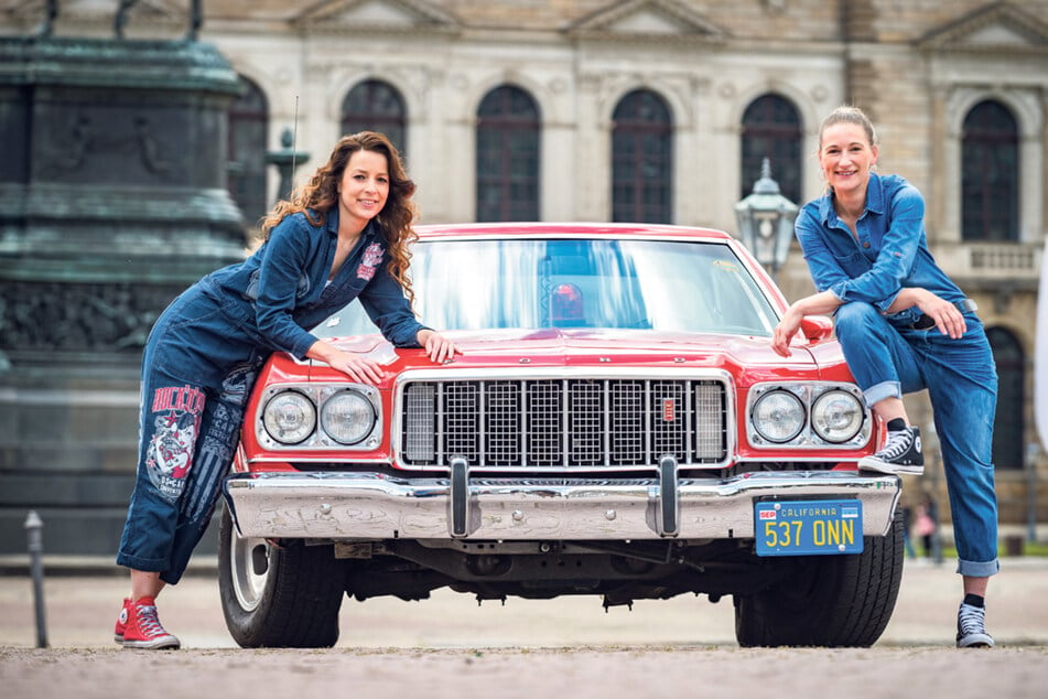 Am Gran Torino: Daniela Hesse (33) und Stefanie Lemme (39, r.) freuen sich auf die US-Car-Convention - ganz ohne Corona-Beschränkungen.
