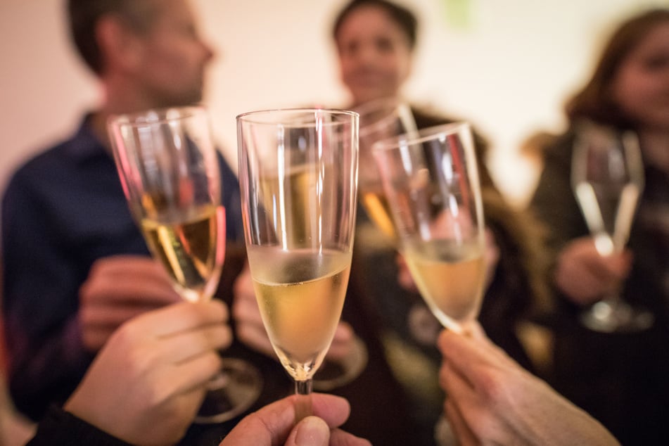 Drinks nach Feierabend und witzige Memes in der Chatgruppe: Freundschaften auf der Arbeit sind für viele etwas Gutes. Trotzdem kann die Work-Life-Balance darunter leiden.