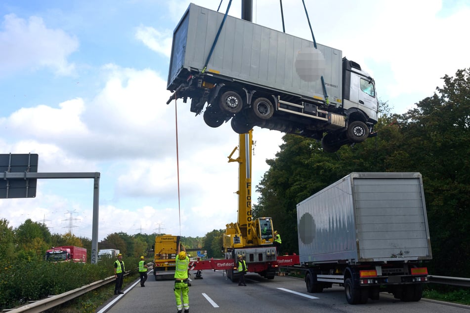 Zehn Kilometer Stau nach Unfall auf der A61: Spektakuläre Bergung mittlerweile beendet