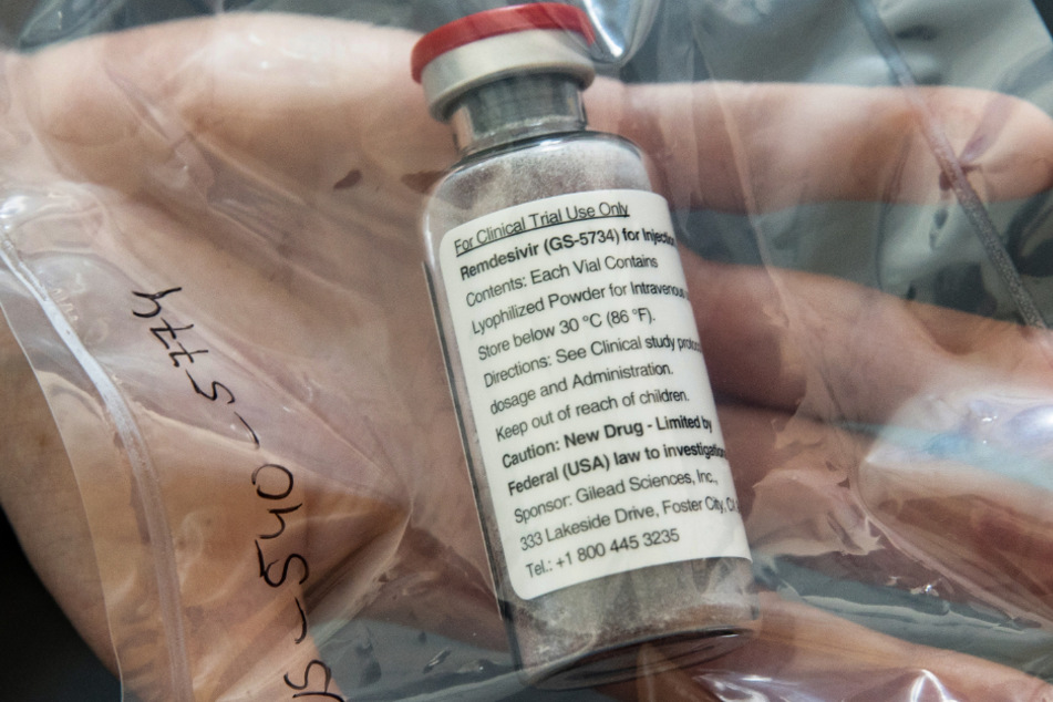 Eine Ampulle des Medikamentes Remdesivir liegt während einer Pressekonferenz am Universitätsklinikum Eppendorf (UKE) auf einer Hand.