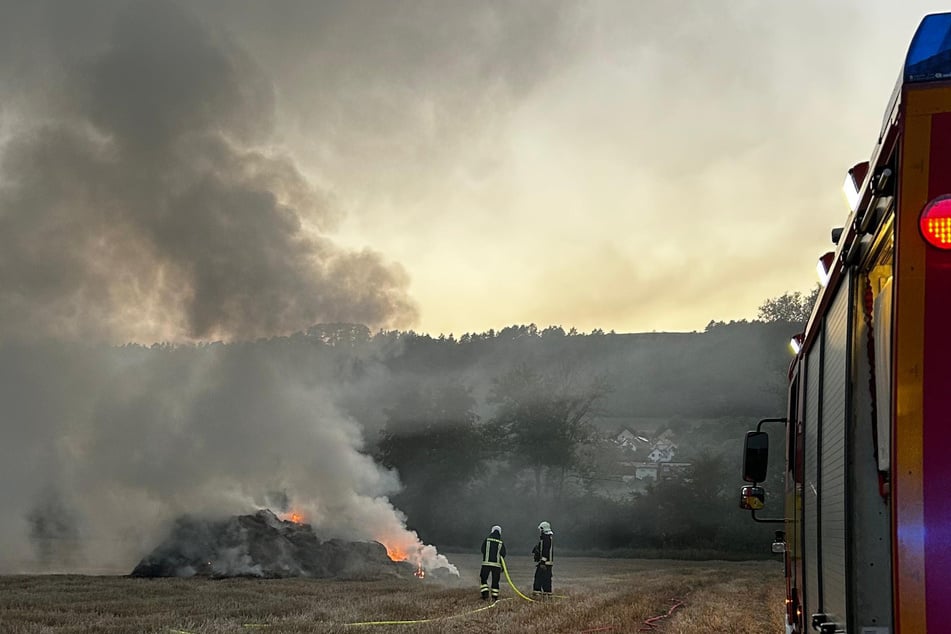 Die Rauchschwaden des Brandes hängen über Jena Zwätzen. Anwohner sollen Türen und Fenster schließen.