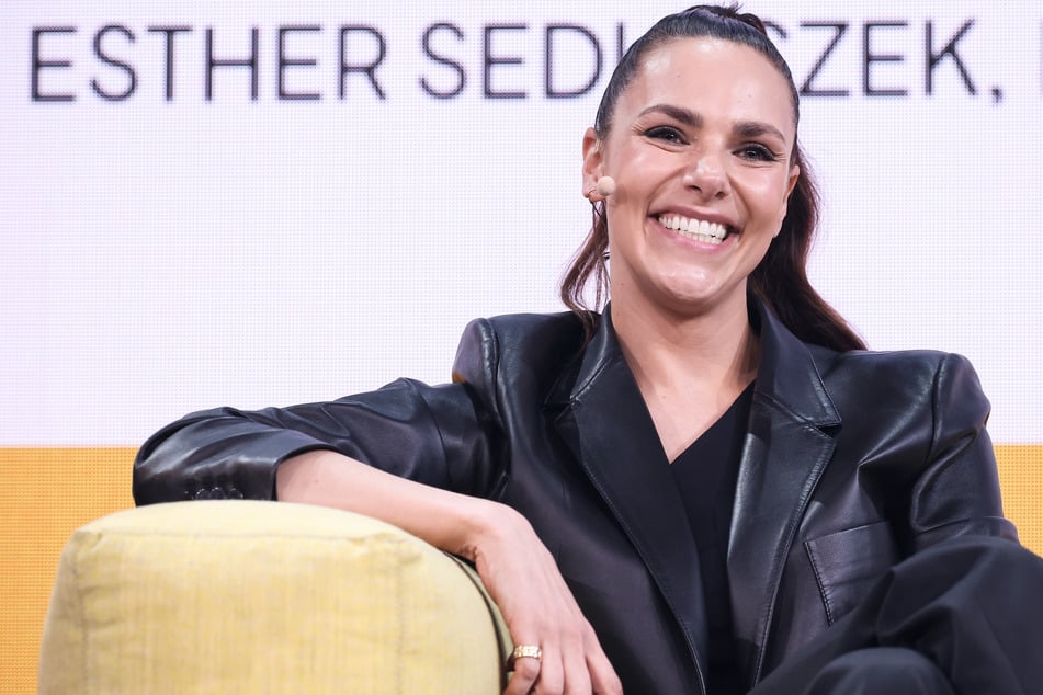 ARD-Moderatorin Esther Sedlaczek (39) erwartet im Sommer ihr drittes Kind.