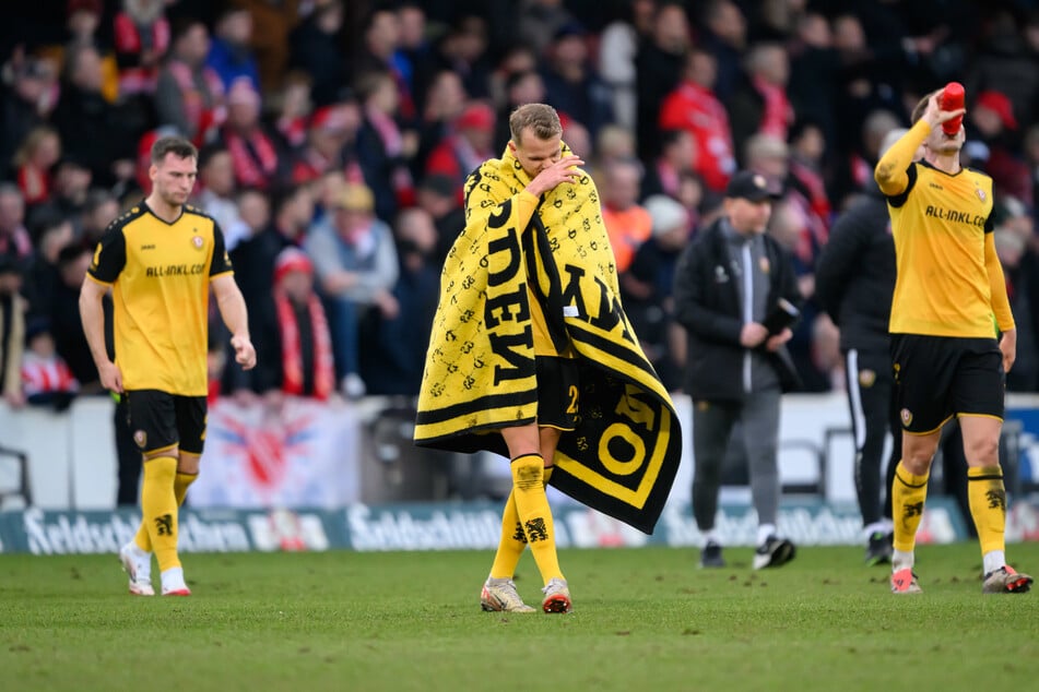 Lukas Boeder (27) hatte Glück, dass er in Cottbus nicht Rot sah und einen Elfmeter für Dynamo Dresden verursachte.