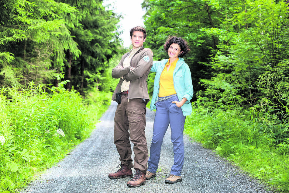 Schauspieler Philipp Danne (35) macht derzeit wieder als "Der Ranger" Jonas Waldek mit Kollegin Liza Tzschirner (33) die Sächsische Schweiz unsicher.