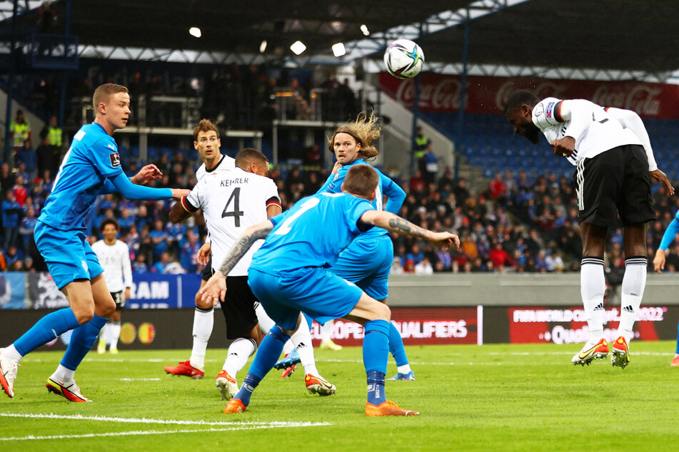 Klasse Kopfball! Antonio Rüdiger (r.) wuchtet die Kugel zum 2:0 für die DFB-Elf ins rechte Eck.