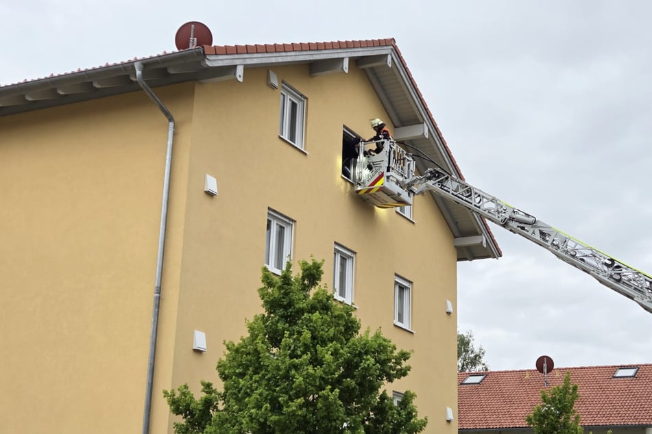 Manche der Bewohner mussten über eine Drehleiter in Sicherheit gebracht werden.