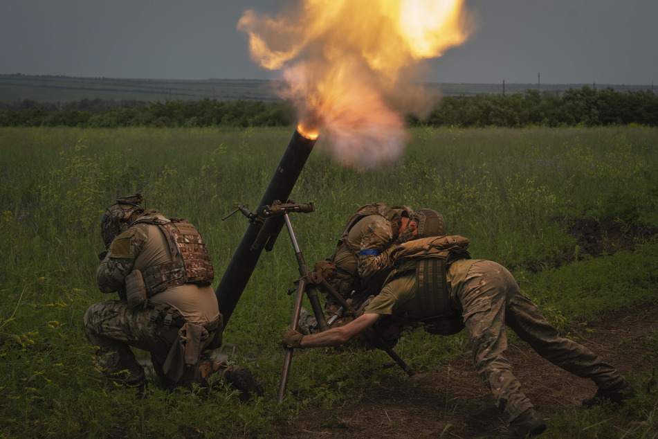 Ukrainische Soldaten feuern auf russische Stellungen an der Frontlinie.
