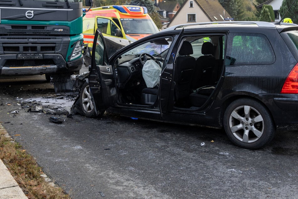 Der Peugeot krachte frontal gegen einen Laster.