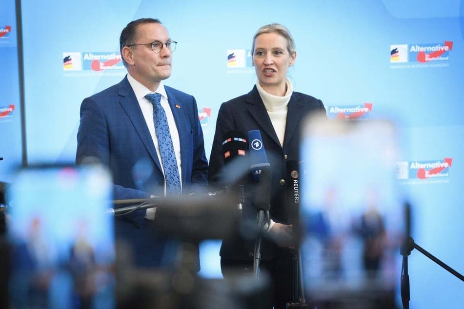 Die AfD-Parteivorsitzenden Alice Weidel (46, r.) und Tino Chrupalla (50) wollen die Einstufung des Verfassungsschutzes nicht auf sich sitzen lassen. (Archivbild)