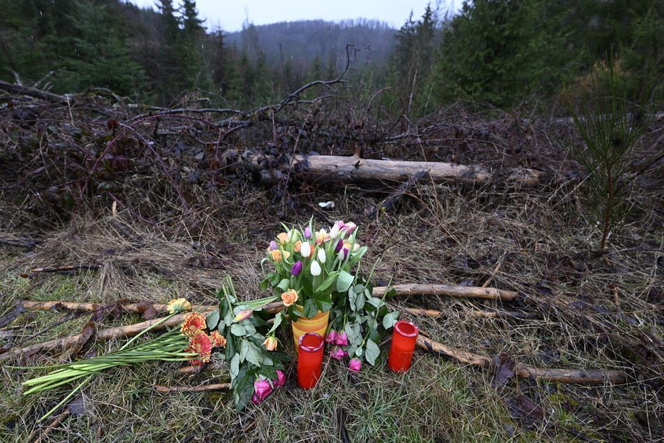 Blumen und Kerzen wurden am Fundort der getöteten Zwölfjährigen niedergelegt.