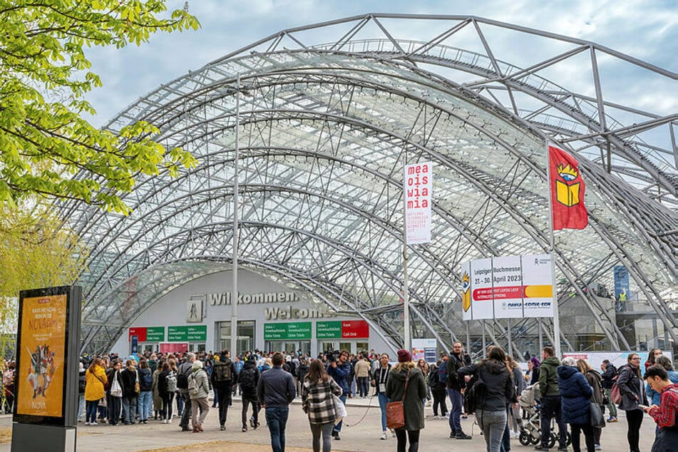 Besucherschlangen vor der Glashalle zur Buchmesse – sie war auch heuer die beliebteste Publikumsmesse.