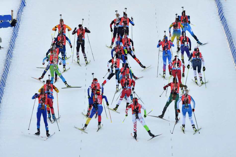 Beim Biathlon-Weltcup hat es vier neue Corona-Fälle gegeben. Athleten sind aber nicht betroffen, heißt es.