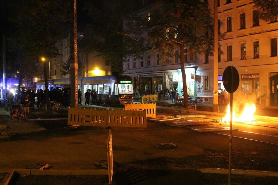 Barrikaden wurden zerstört und angezündet, eine Straßenbahn an der Weiterfahrt gehindert.