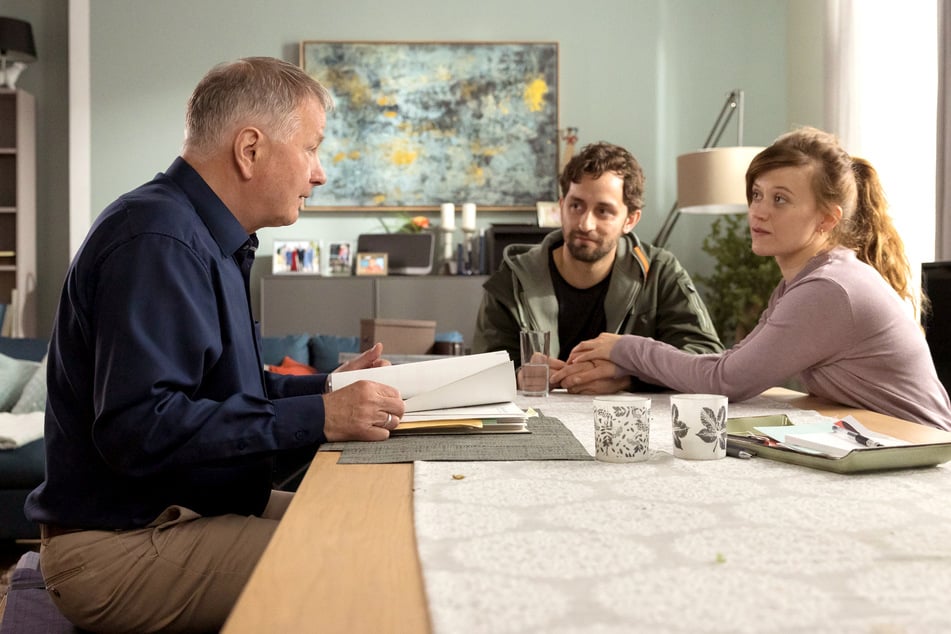 Dr. Roland Heilmann schaut in die Patientenakte von Johann Hermann (Raphael Zari, 35, M.).