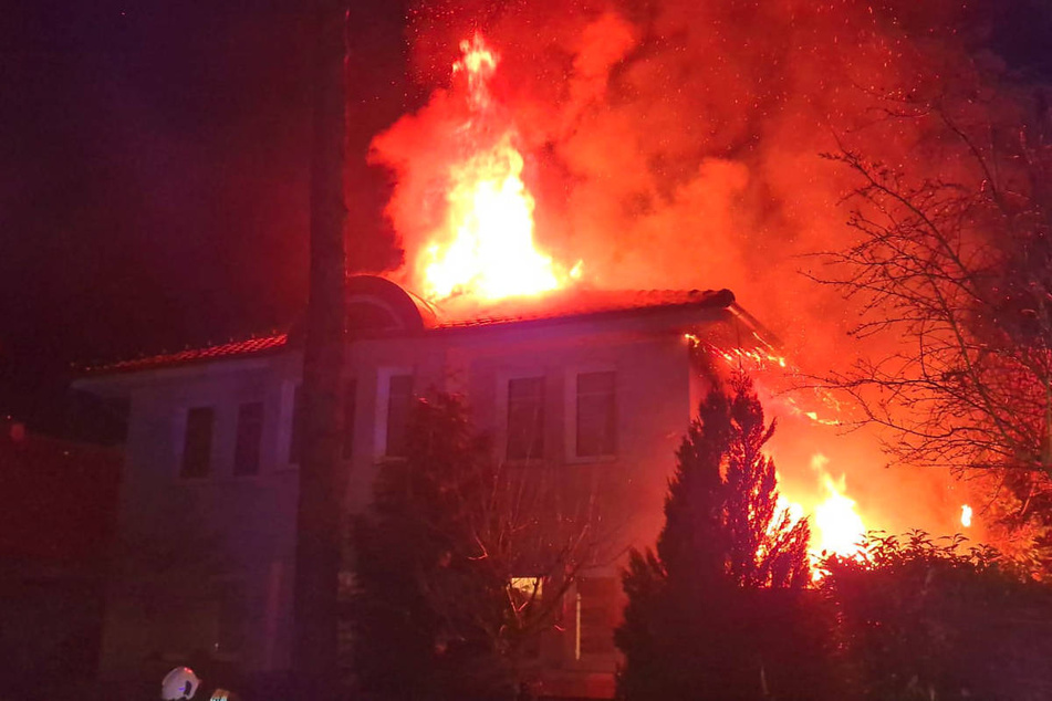 Der Dachstuhl des Einfamilienhauses in Michendorf brennt lichterloh.