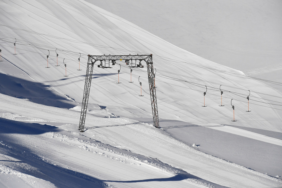 Liftbügel eines Schlepplifts hängen im geschlossenen Skigebiet auf der Zugspitze im vergangenen Winter während des Lockdowns in der Luft.