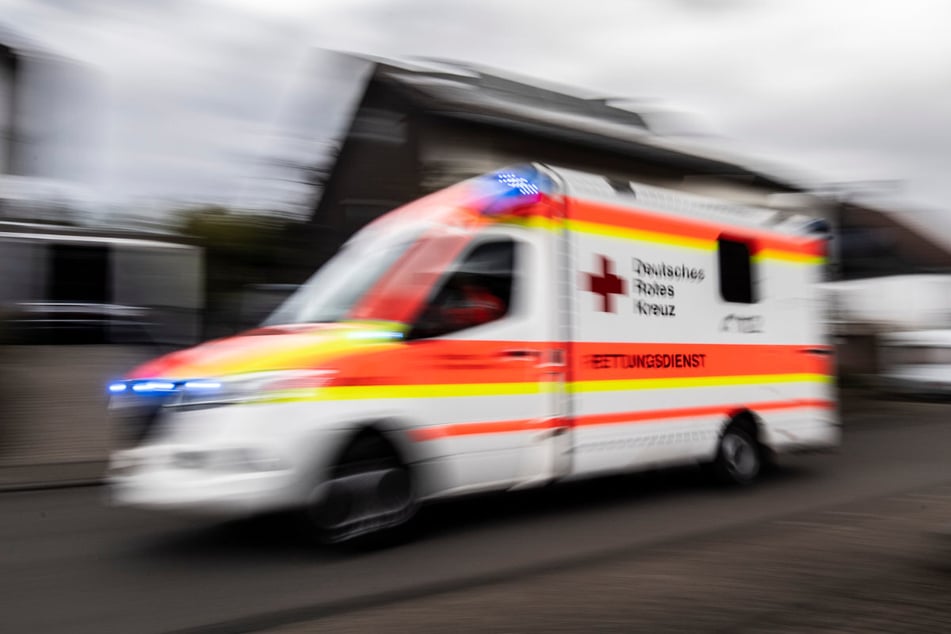 Der 18-Jährige wurde mit mehreren Messerstichen in eine Klinik eingeliefert. Inzwischen konnte er das Krankenhaus wieder verlassen. (Symbolbild)