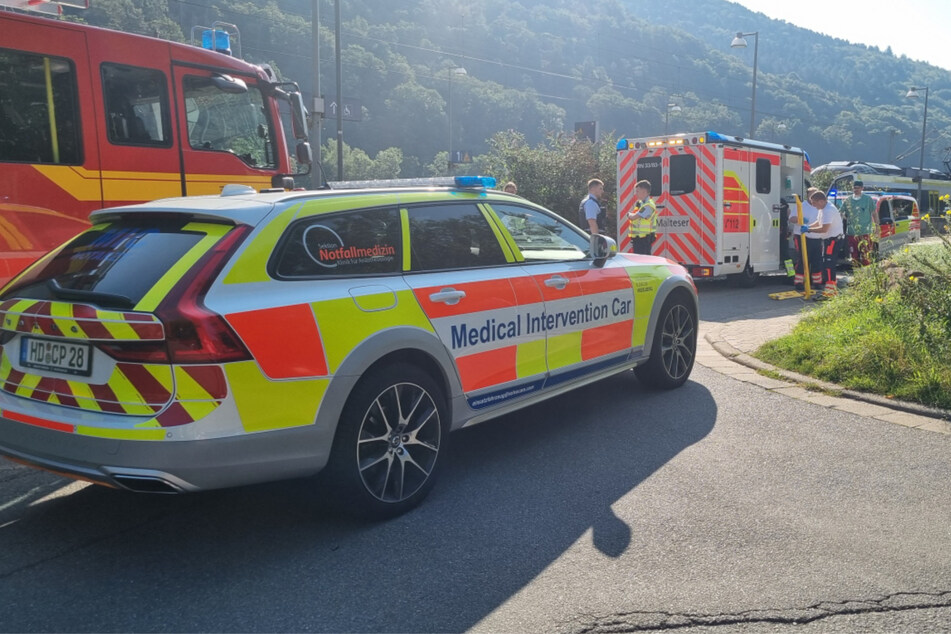 Die Rettungskräfte rückten im Großeinsatz zum Bahnhof an.