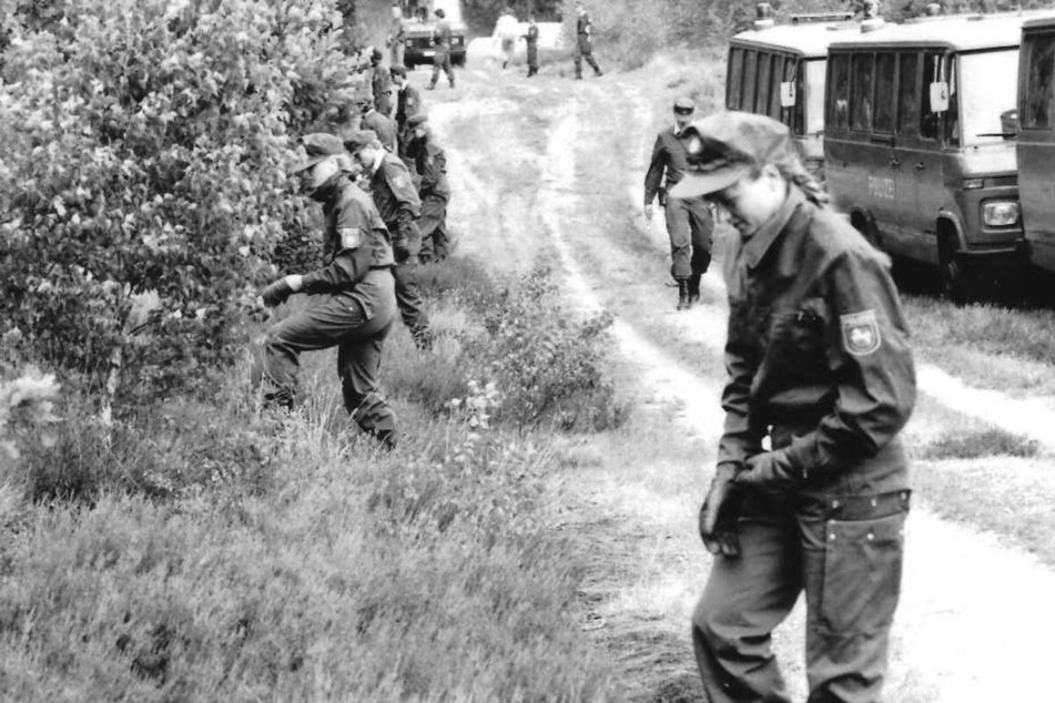 Auf der Suche nach dem Göhrde-Mörder durchkämmen Polizisten im Jahr 1989 einen Wald (Archivbild).