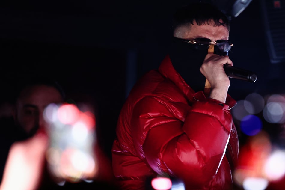 Trotz Auszeit und Reha-Aufenthalt hat Haftbefehl (40) einen neuen Song veröffentlicht.