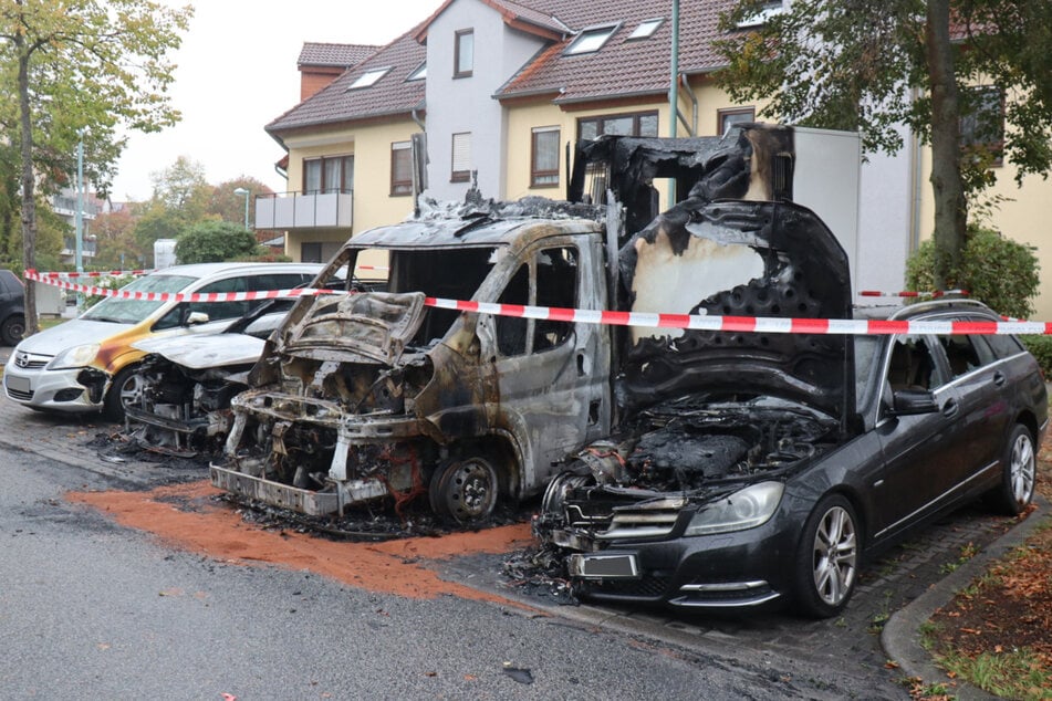 Vom Pferdeanhänger griffen die Flammen auf weitere Fahrzeuge über.