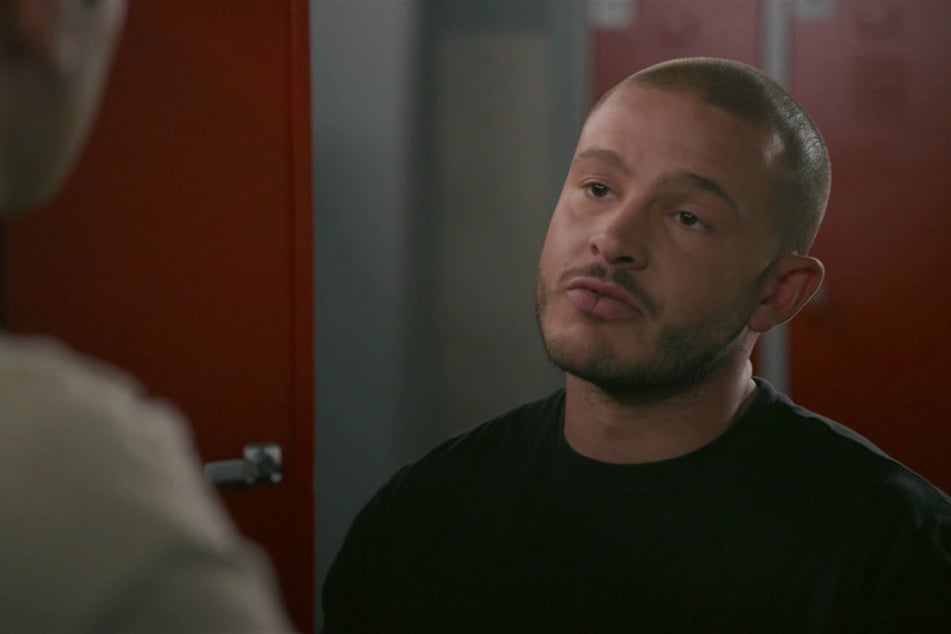 Kickboxer Chris beleidigt Luca homophob.