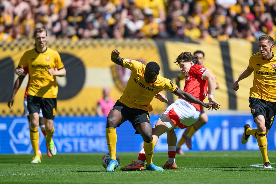 Dynamo-Akteur Kofi Amoako (20, Mitte) duelliert sich mit Lautern-Kicker Leon Robinson (24) um den Ball.