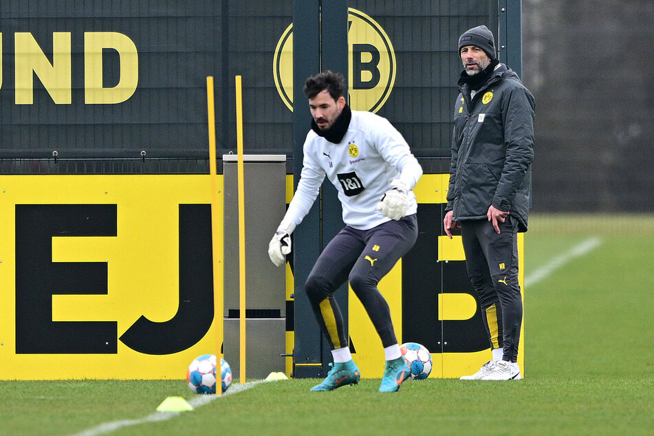 Roman Bürki (31, l.) am Montag im Training auf dem BVB-Trainingsgelände unter der Beobachtung von Coach Marco Rose (45, r.).