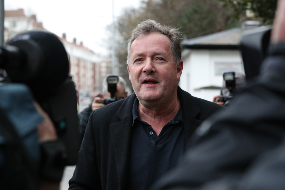 Piers Morgan spricht zu Reportern vor seinem Haus in Kensington im Zentrum Londons.