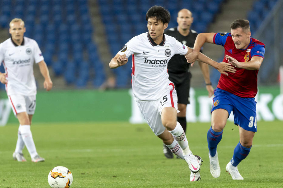 Daichi Kamda von Eintracht Frankfurt wird von Basels Taulant Xhaka attackiert.