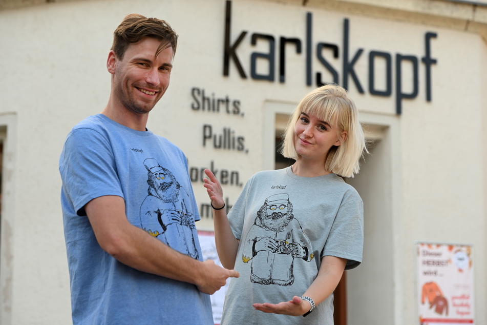 Der Nischel wird 50! Zum Anlass präsentieren "Karlskopf"-Inhaber Martin König (31) und Mitarbeiterin Marlene Jonis (20) das Geburtstags-T-Shirt "Karl als Badboy".