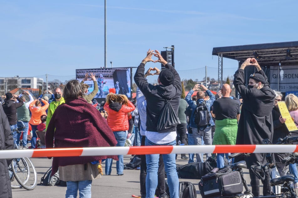 800 Teilnehmer sind zu der Corona-Demo der Initiative "Querdenken" auf dem Schwimmbadgelände in Sinsheim zugelassen.