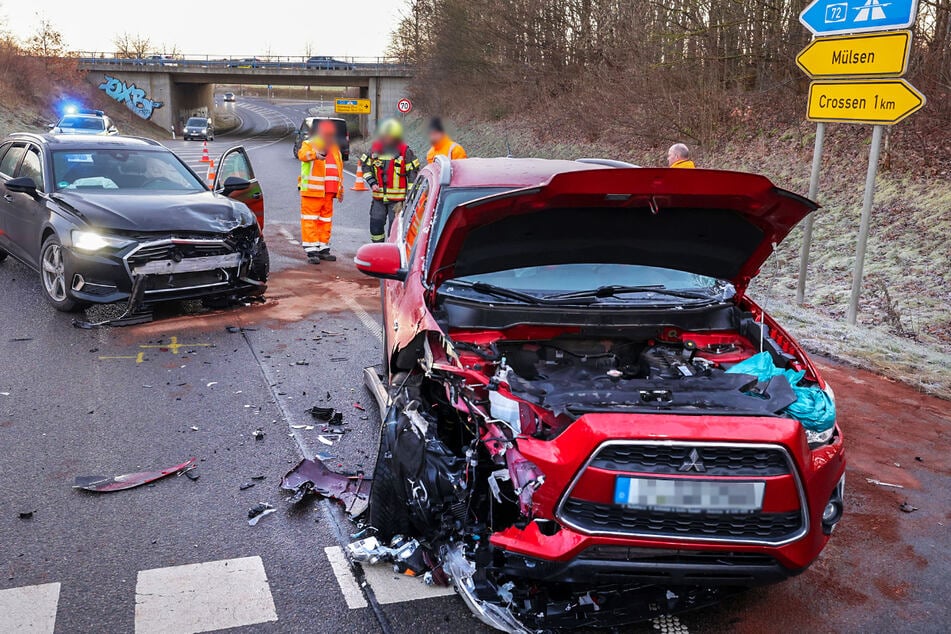 An der Abfahrt B93 in Richtung Zwickau krachten ein Audi und ein Mitsubishi zusammen.