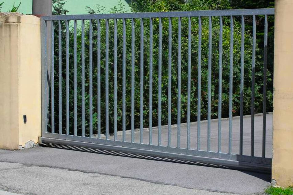 Rentner kommt auf dumme Idee, als ihm sein Auto entgegen rollt