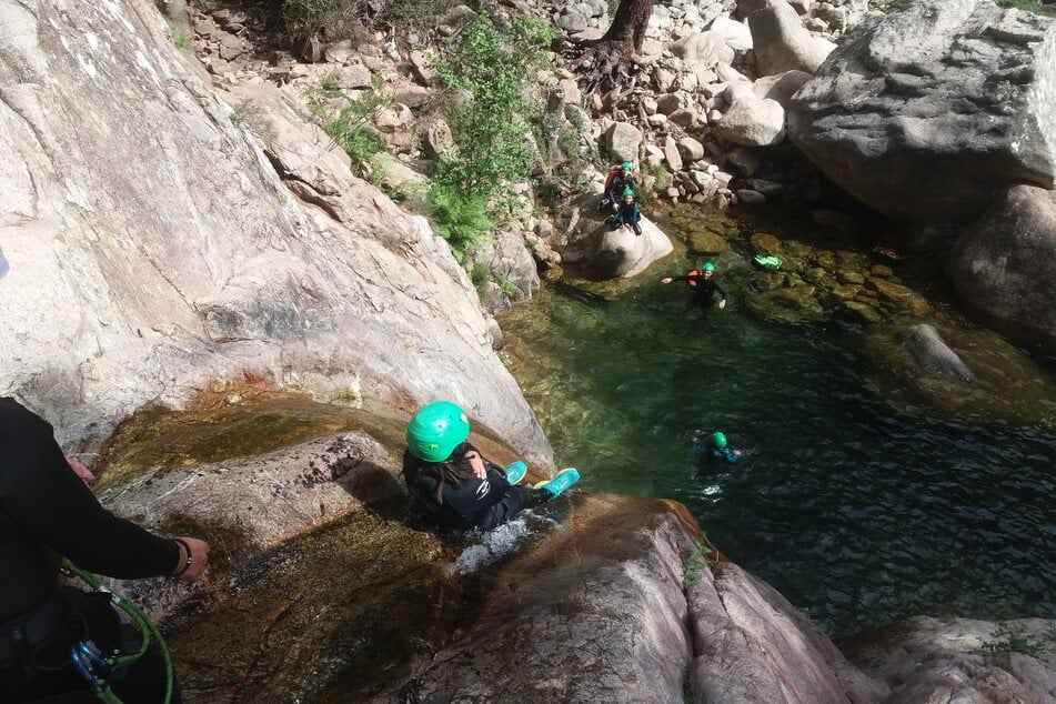 Bei einem Sprung aus mehreren Metern Höhe verletzte sich die junge Frau schwer. (Symbolbild)