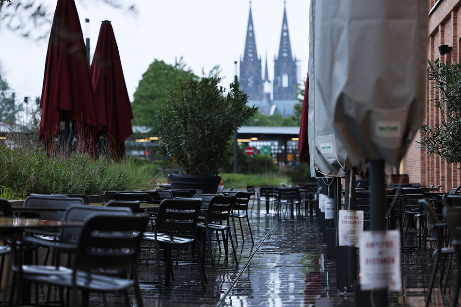Pläne für Außengastronomie drohen in Köln auch in den kommenden Tagen ins Wasser zu fallen.