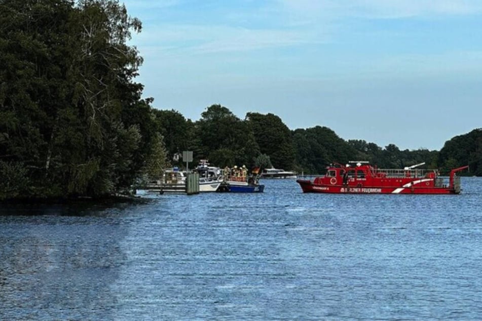 Die Feuerwehr musste eine Person von dem brennenden Boot in Sicherheit bringen.