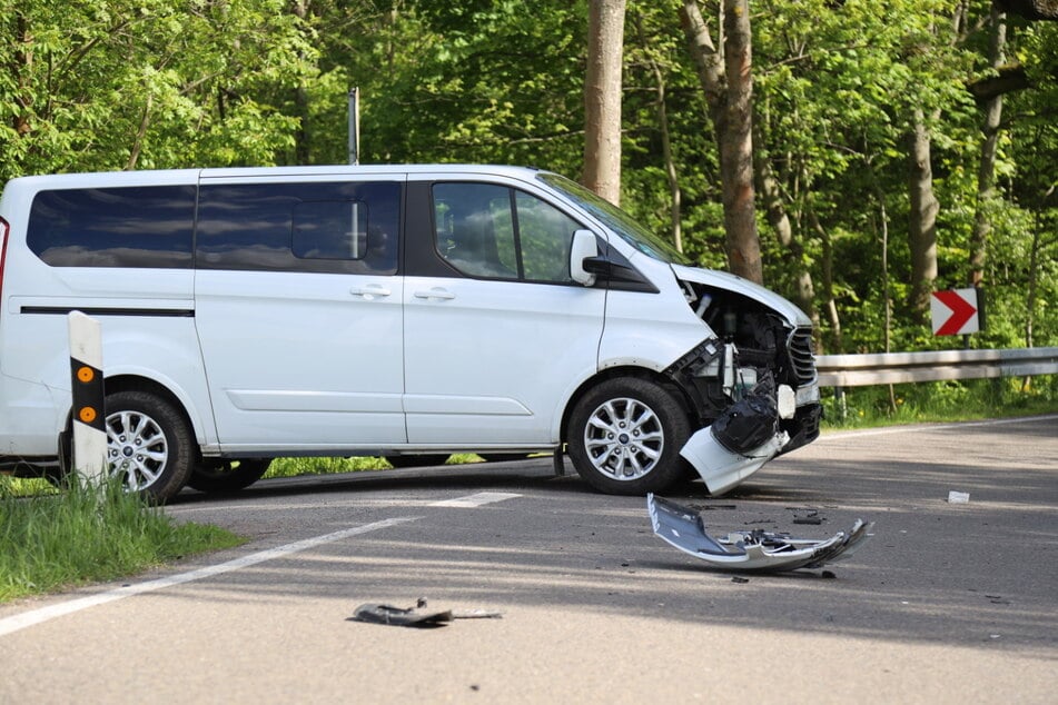 Dieser Transporter krachte mit einem anderen zusammen. Trümmerteile landeten auf der Fahrbahn.