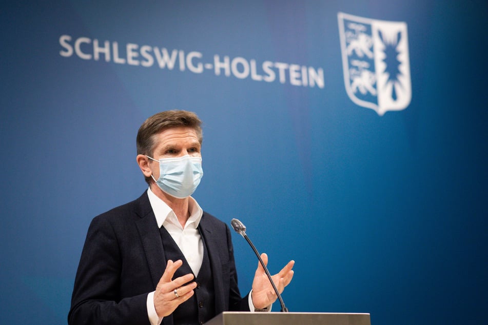 Heiner Garg (54, FDP), Gesundheitsminister von Schleswig-Holstein, spricht auf einer Pressekonferenz zur geplanten Verlängerung des Lockdowns bis Ende Januar im Foyer des Landeshauses in Kiel.