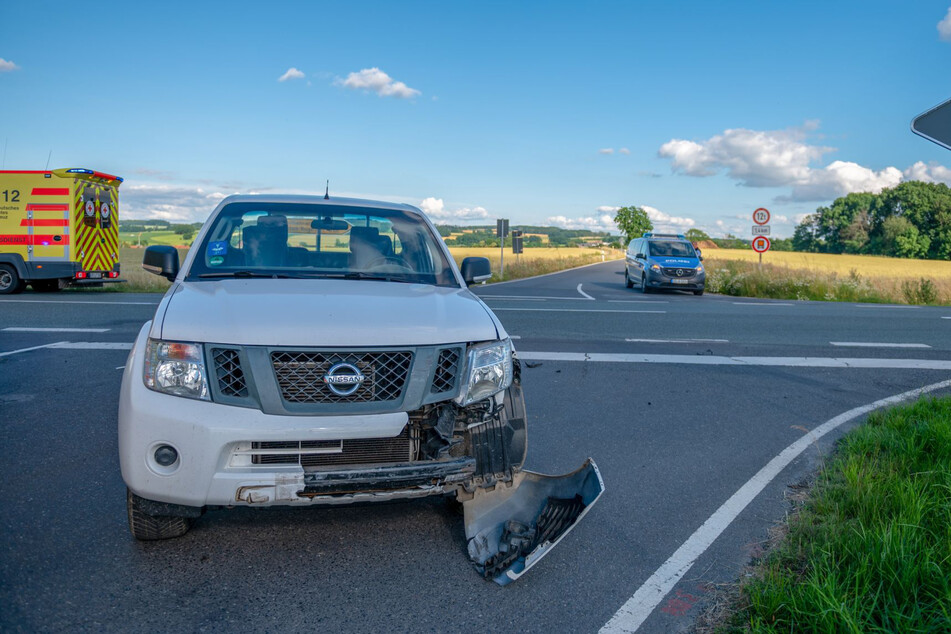 Die Stoßstange des Nissan wurde bei dem Crash teilweise abgerissen.
