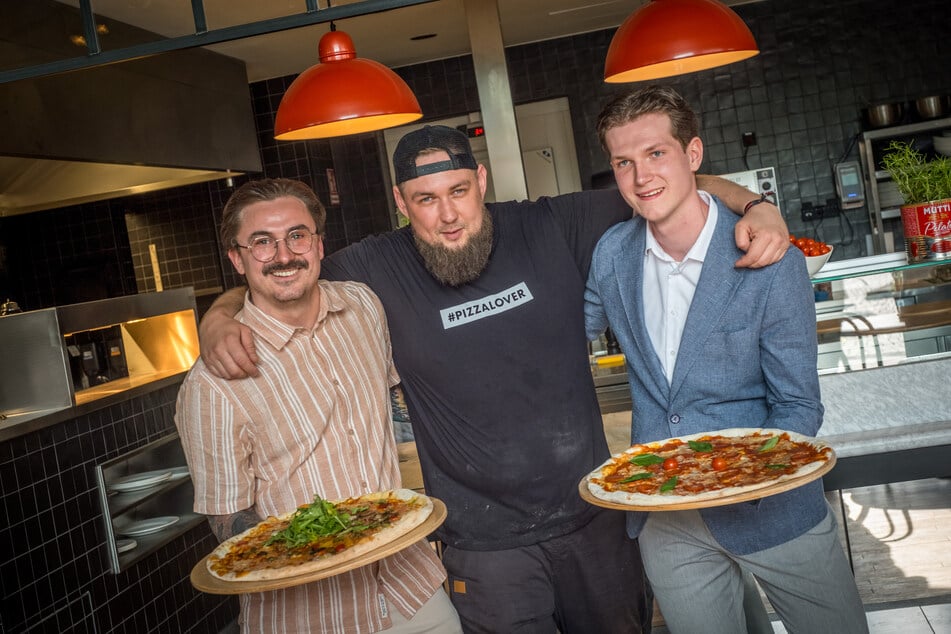 Restaurantleiter Noah Schober (22, r.), Alexander Fuchs (36, l.) aus der anderen Filiale und ihr Küchenchef sind stolz auf das, was sie zusammen erreicht haben.