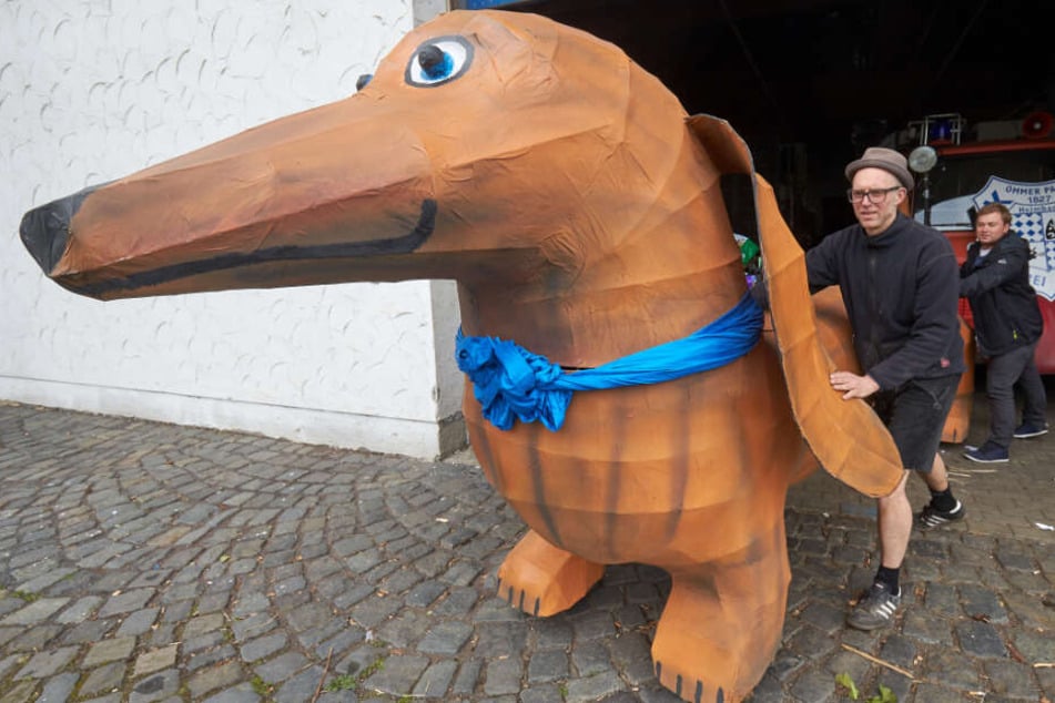 Ein riesiger Karnevals-Dackel hat in Passau bald ein neues Zuhause.