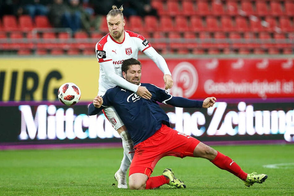 Symbolisch: Sebastian Mai (h.) meldete Ronny König ab.