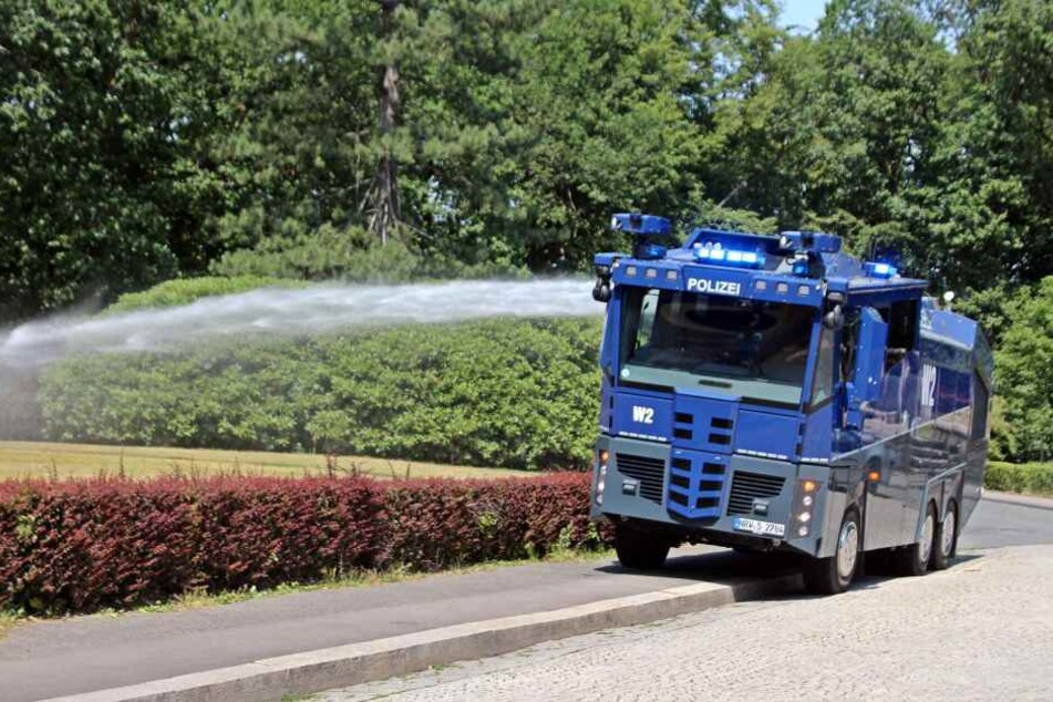 Das 31-Tonnen-Fahrzeug tankt 10.000 Liter Wasser.