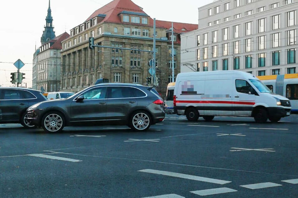 Am Tröndlinring/Gerberstraße stehen die Schnäppchenjäger bis auf die Kreuzung.