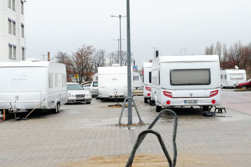Ingesamt acht Wohnwagen wurden auf dem Parkplatz des ehemaligen Praktiker-Markts an der B87/B181 abgestellt.