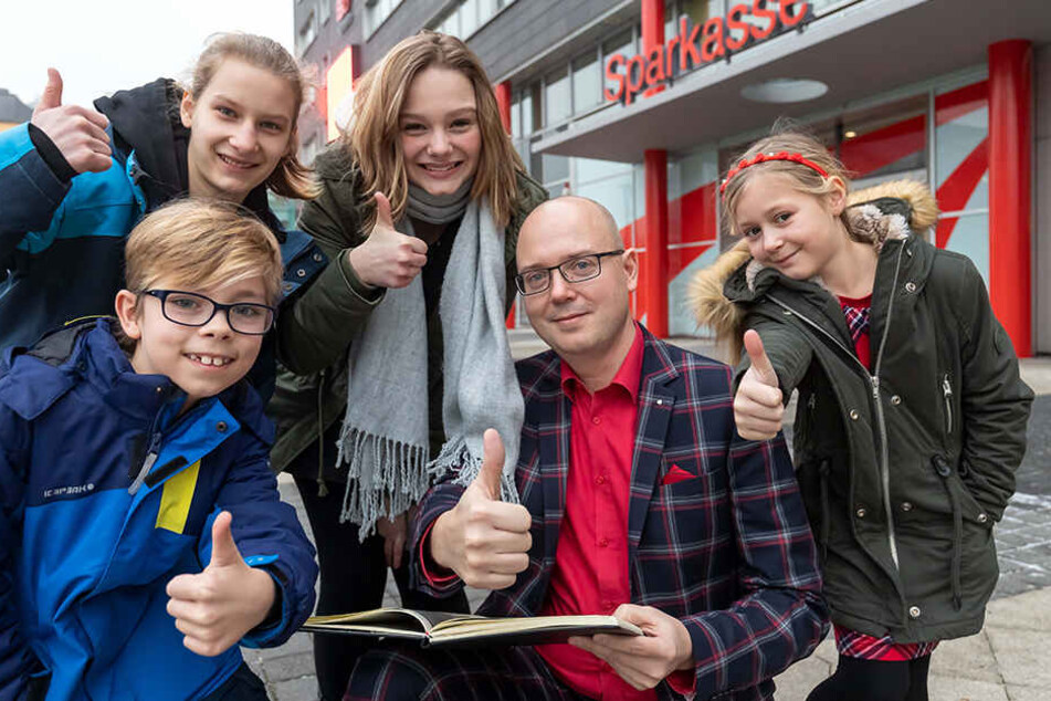 Moritz, Lina, Jolie und Luisa (v.l.) träumen von einer Rolle im Film der Sparkasse. Unternehmenssprecher Sven Mücklich (43) drückt allen die Daumen.