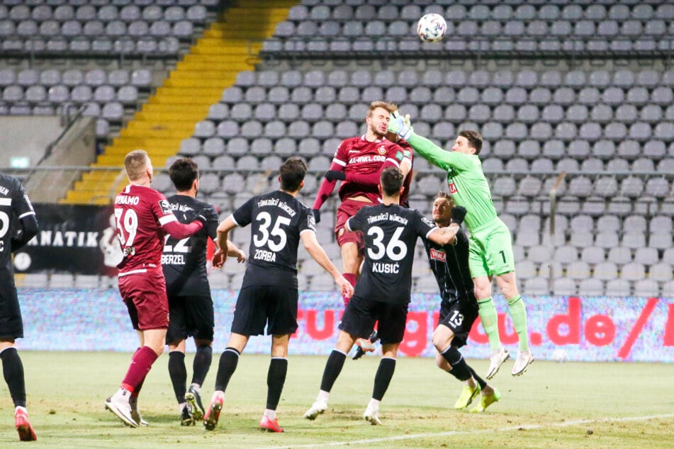 Nach einer Ecke von Marvin Stefaniak (25) kommt Münchens Torhüter René Vollath (30, r.) zwar zu spät, Pascal Sohm (29) köpft die Kugel allerdings aufs Tordach.